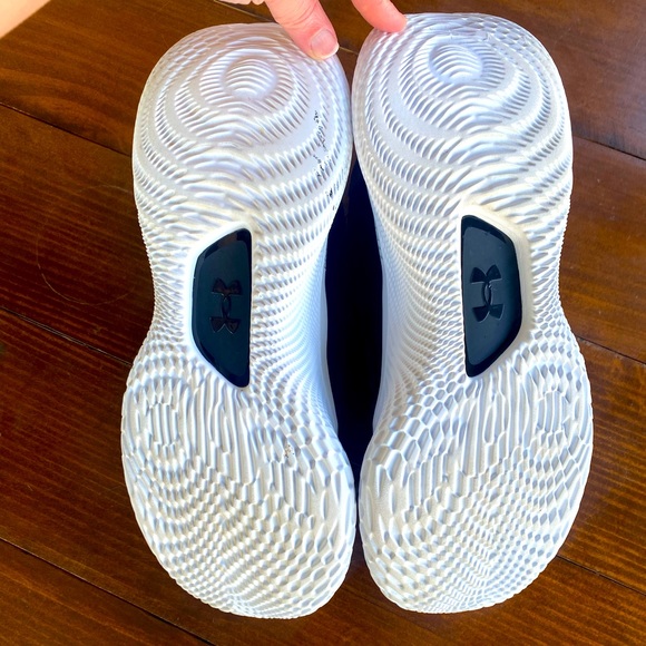 Men’s Curry Under Armour Flow - Picture 7 of 8